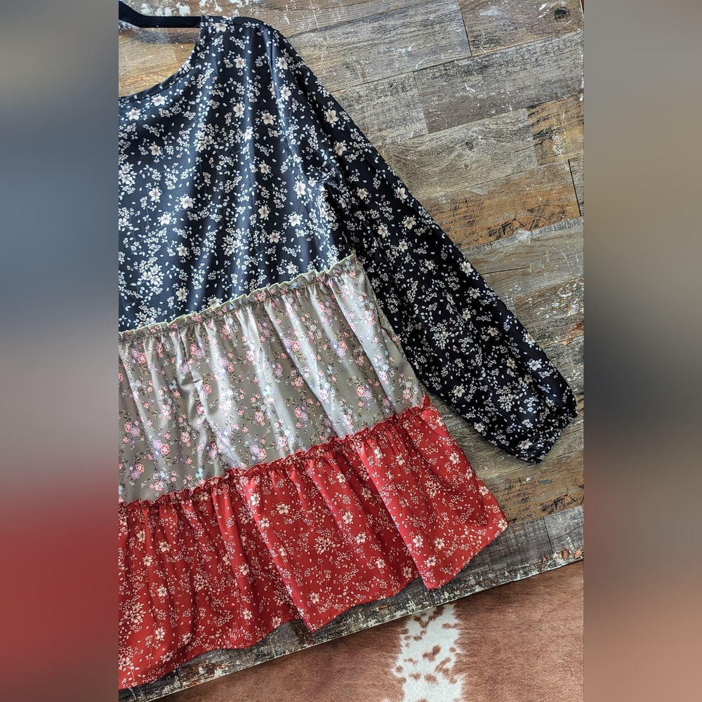 Women’s Floral Tiered Tunic Top - Black, Olive & Red - Picture 10 of 14